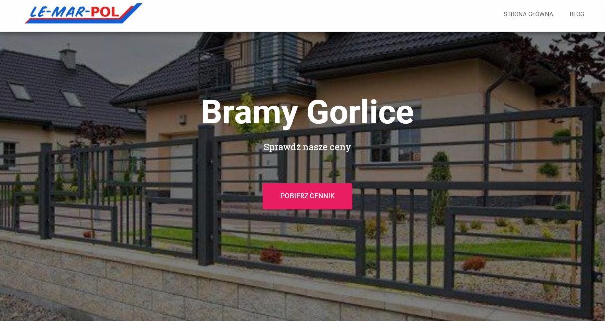 Nowoczesne, poziome ogrodzenie z metalowych profili w kolorze antracytowym, zamontowane na niskim murku z jasnego kamienia, na tle domu z beżową elewacją i ciemnym dachem.