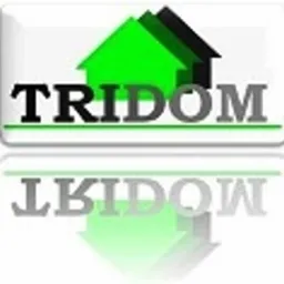 Logo firmy TRIDOM z zielonymi symbolami domu i odbiciem w błyszczącej powierzchni.