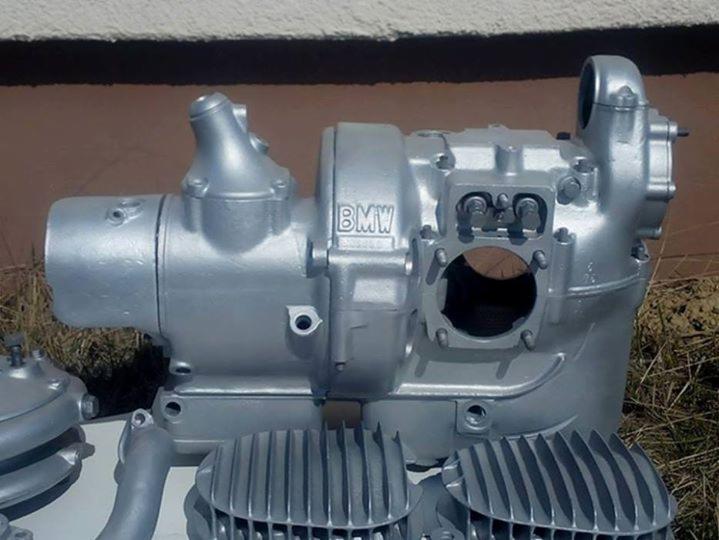 Odnowiony, srebrny silnik motocyklowy BMW po obróbce, z widocznymi elementami chłodzenia i logotypem firmy.