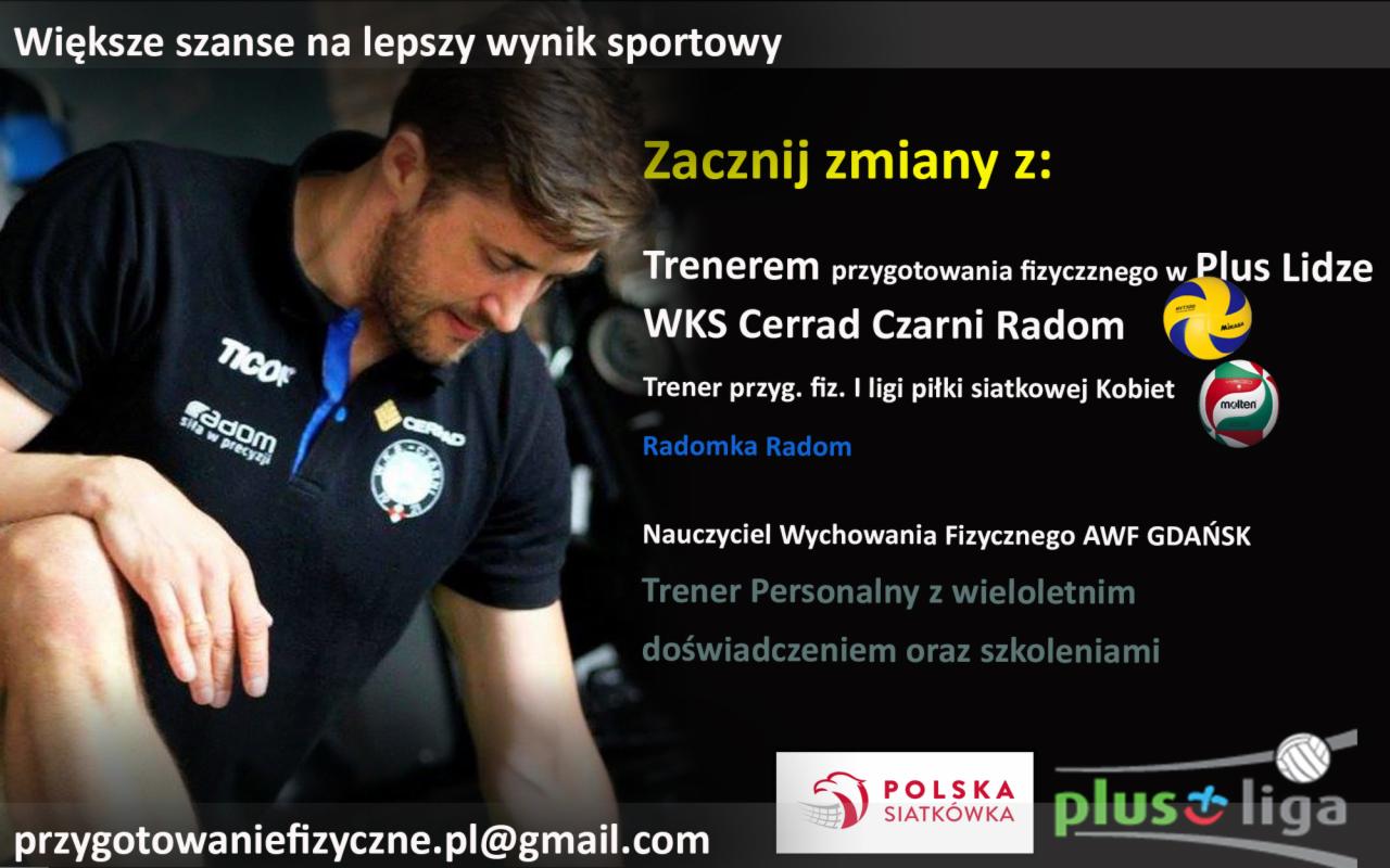Mężczyzna w czarnej koszulce polo z logo drużyny siatkarskiej, pochylony, z informacjami o ofercie przygotowania fizycznego dla sportowców i zespołów, w tym Plus Ligi i ligi siatkówki kobiet.