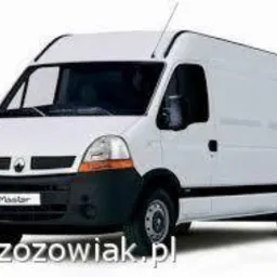 Biały samochód dostawczy Renault Master z czarnym napisem 'Master' na przednim grillu, zaparkowany na białym tle, z widocznym adresem strony internetowej na dole zdjęcia.