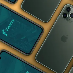 Układ kilku smartfonów iPhone 11 Pro w kolorze ciemnozielonym na pomarańczowym tle. Na jednym z ekranów wyświetla się aplikacja Financy do zarządzania budżetem domowym z logo w postaci strzałki...