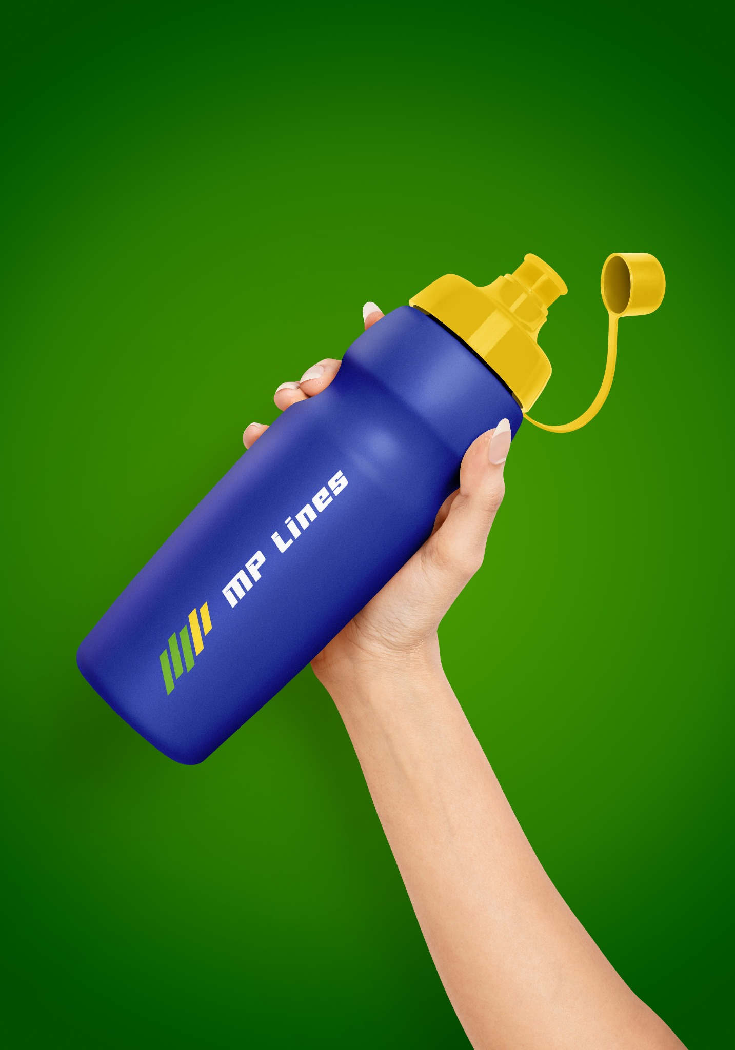 Niebieska butelka na wodę z żółtą zakrętką, trzymana w dłoni na zielonym tle, z nadrukowanym białym napisem 'MP Lines' i trzema kolorowymi paskami.