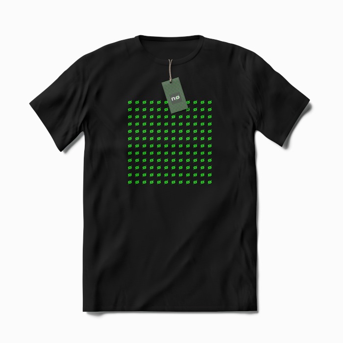 Czarna koszulka z regularnym wzorem zielonych symboli przekreślonego koła, zawieszka z napisem 'no' na sznurku.