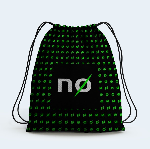 Czarny worek ze sznurkami, pokryty wzorem zielonych przekreślonych zer, z białym napisem 'NO' i zielonym przekreśleniem przez 'O'.