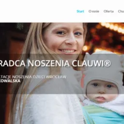 Kobieta uśmiecha się, trzymając niemowlę w chuście na tle strony internetowej z napisem 'Doradca noszenia Clauwi®' i adresem 'Konsultacje noszenia dzieci Wrocław, Anna Kowalska'.