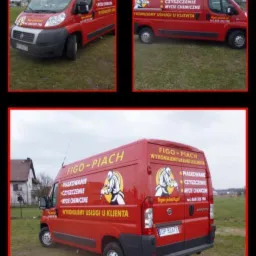 Czerwony samochód dostawczy firmy oferującej usługi czyszczenia i piaskowania, z widocznym logo i numerem telefonu, zaparkowany na trawiastym terenie.