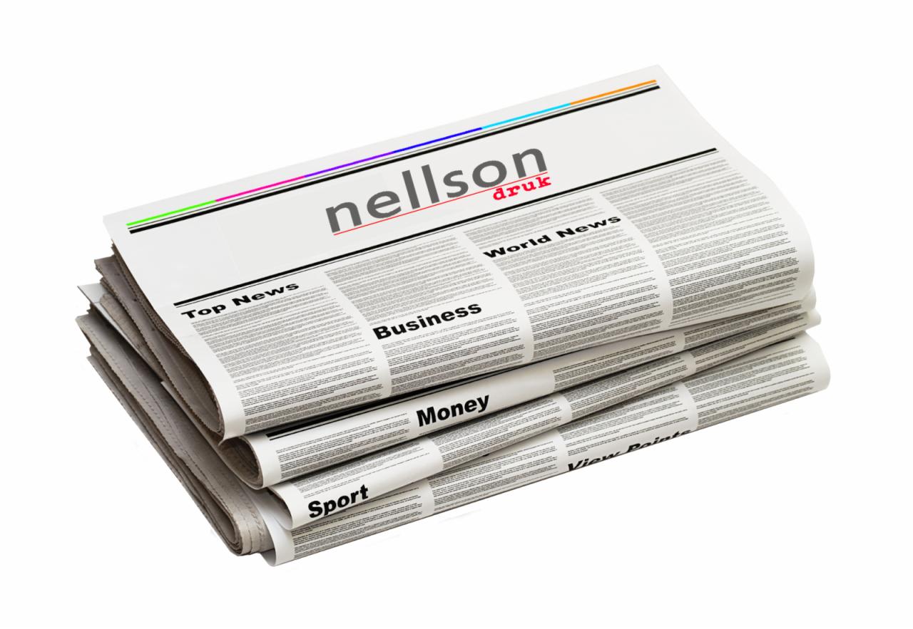 Stos złożonych gazet z nagłówkami 'Top News', 'Business', 'Money', 'Sport', 'World News' i nazwą firmy drukarskiej 'nellson druk', z kolorowymi paskami na górze.