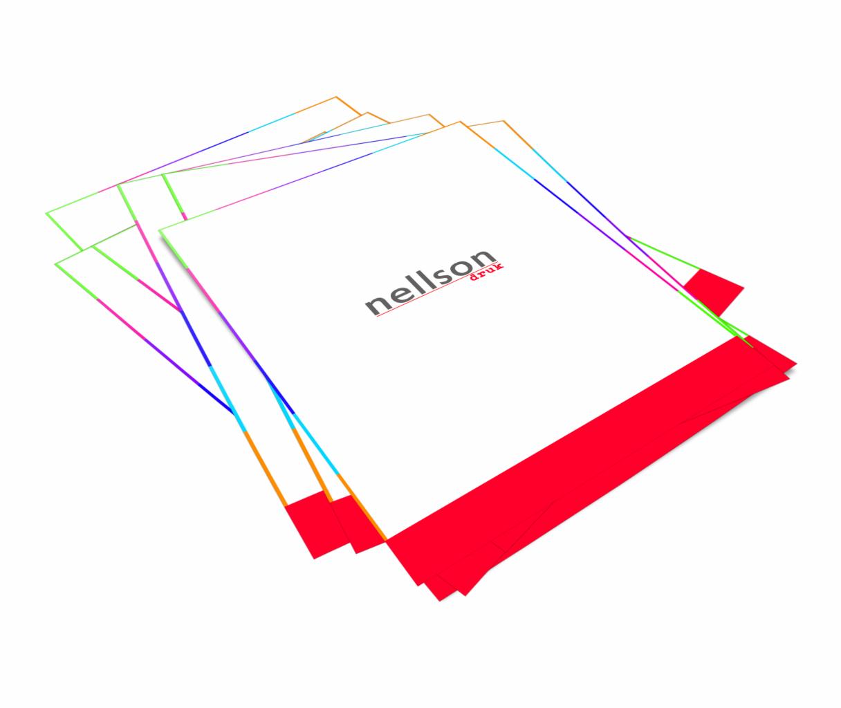Stos białych kartek z logo drukarni 'nellson druk' i kolorowymi krawędziami, ułożonych pod kątem na białym tle.