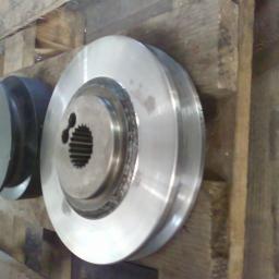 PPUH WOMAR - Dwa metalowe koła pasowe o różnych rozmiarach, jedno z widocznym wielowypustem, leżące na drewnianej palecie.