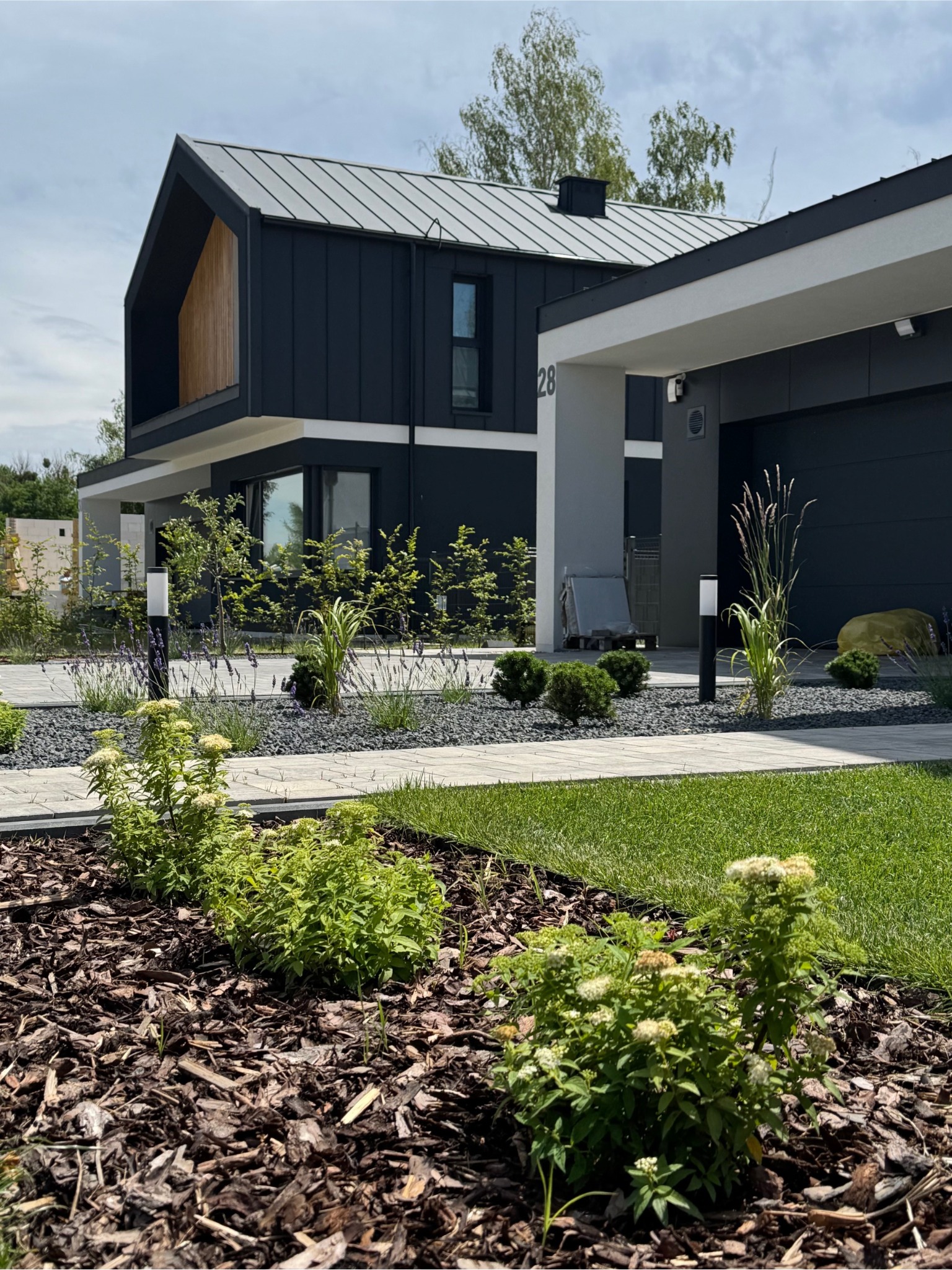 Ogród frontowy w Nadarzynie