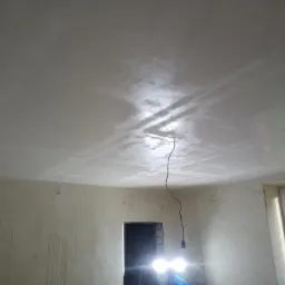 Sufit podwieszany w trakcie procesu wysychania w 1 warstwie gladzi