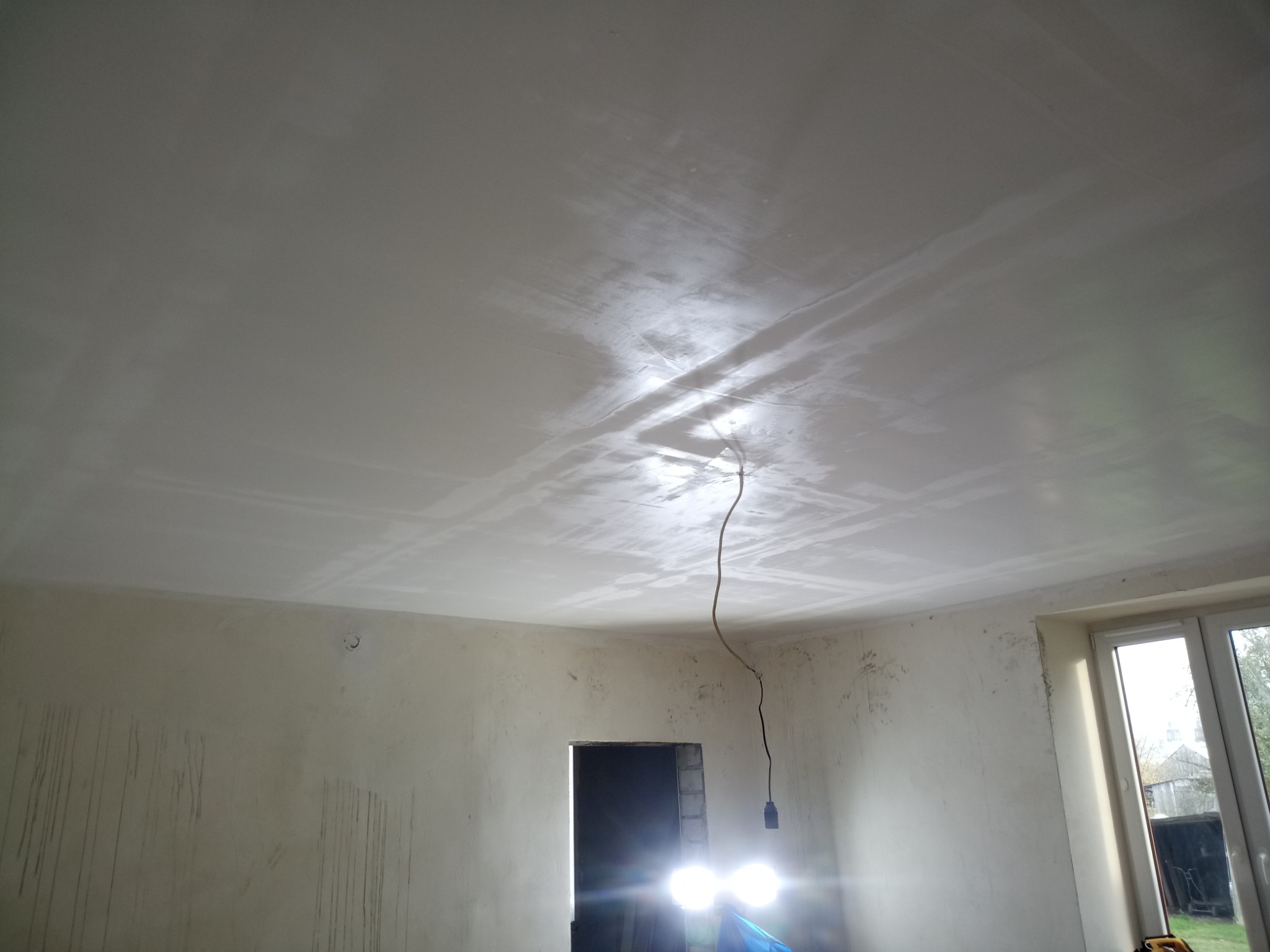 Sufit podwieszany w trakcie procesu wysychania w 1 warstwie gladzi