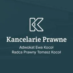 Logo kancelarii prawnej na biurku z klawiaturą i okularami w tle, minimalistyczny design.