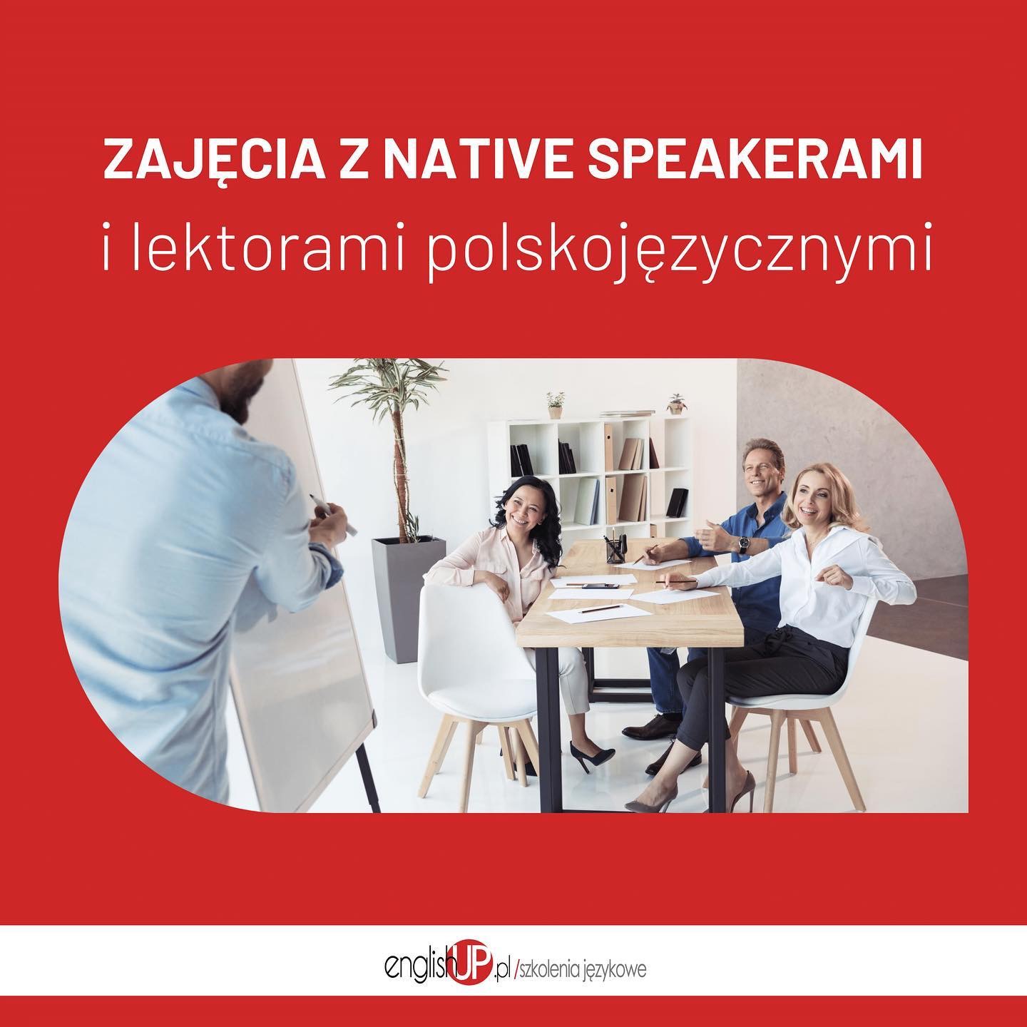 Lektor prowadzi zajęcia z grupą trzech osób siedzących przy stole w jasnym pomieszczeniu, na pierwszym planie biała tablica flipchart.