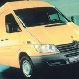 Żółty samochód dostawczy Mercedes-Benz Sprinter na rozmytym tle, widok z boku i lekko od przodu.