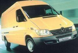 Żółty samochód dostawczy Mercedes-Benz Sprinter na rozmytym tle, widok z boku i lekko od przodu.