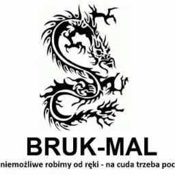 Logo firmy Bruk-Mal z motywem smoka i hasłem 'Rzeczy niemożliwe robimy od ręki - na cuda trzeba poczekać.'