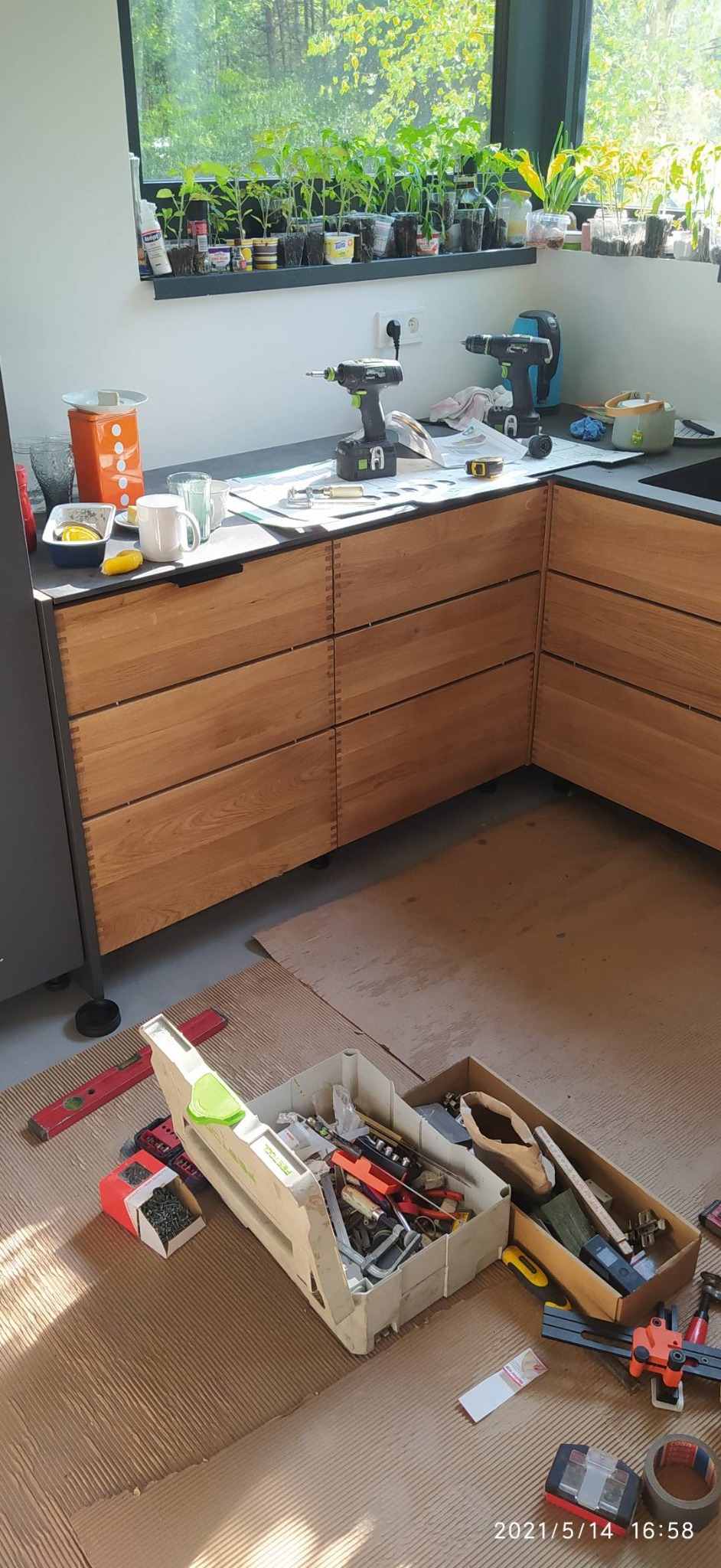 Kuchnia z drewna dębowego, blat spiek kwarcowy lodówka i piekarnik w zabudowie lakier antracyt z powłoką anty palcówą