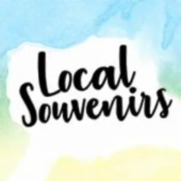 Napis 'Local Souvenirs' czarną, ozdobną czcionką na akwarelowym tle w odcieniach błękitu, zieleni i żółci.