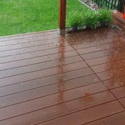 taras kompozytowy i trawa z rolki w tle