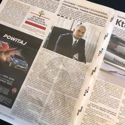 Kancelaria Radcy Prawnego Grzegorz Sierka - Gazeta z artykułem o prawniku w garniturze, omawiającym zagadnienia prawne związane z zachowkiem i dziedziczeniem.