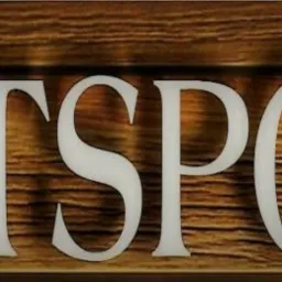 Tabliczka z napisem 'MTSPOL' na tle drewnianej powierzchni z widocznymi słojami.