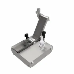 Metalowa konstrukcja podajnika taśmowego z silnikiem elektrycznym i zbiornikiem, widok z góry pod kątem, na białym tle.