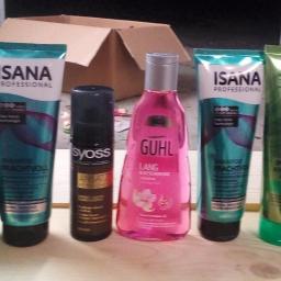 bazarek - Zestaw kosmetyków do włosów różnych marek: L'Oreal Elvital, Isana Professional, Syoss Ansatz, Guhl Lang & Geschmeidig, L'Oreal Hair Expertise, Guhl Kopfhaut Sensitiv, ustawionych na drewnianej...