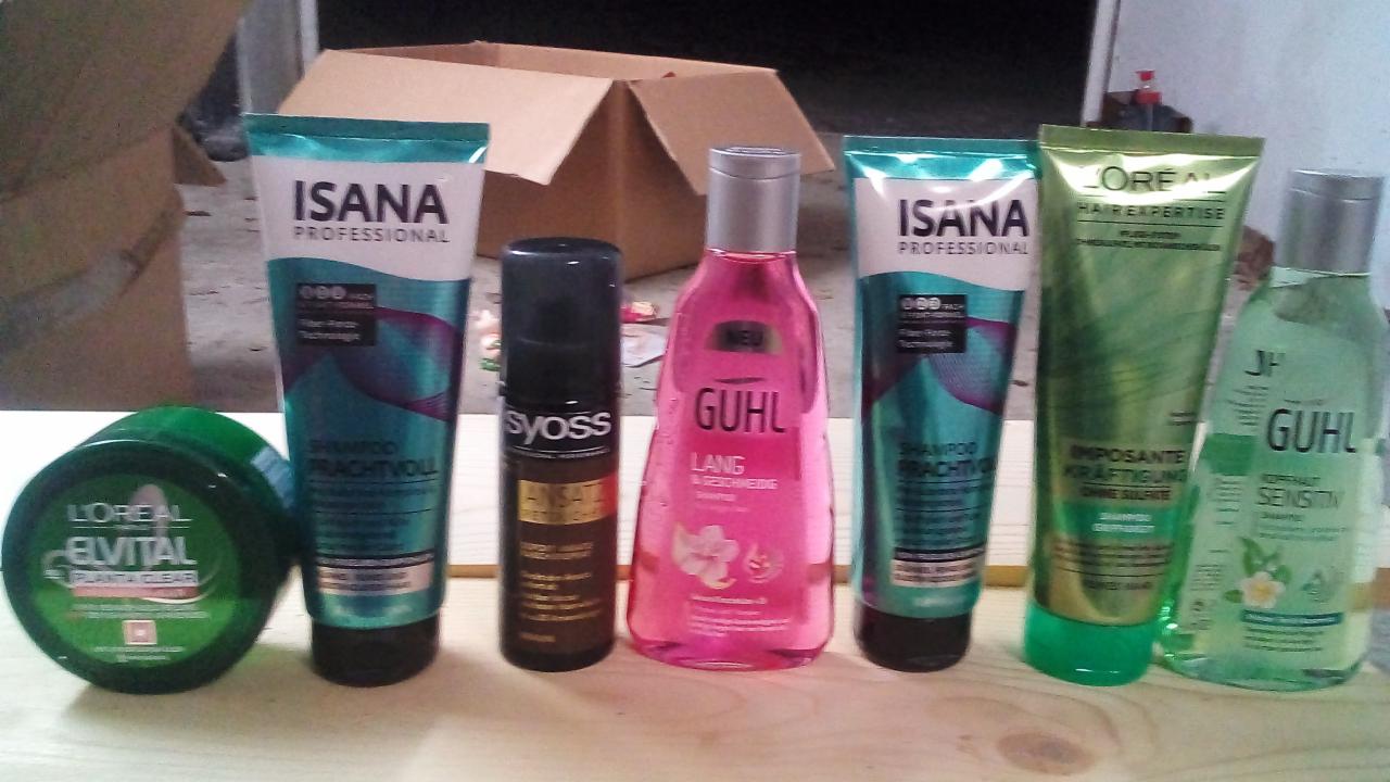 Zestaw kosmetyków do włosów różnych marek: L'Oreal Elvital, Isana Professional, Syoss Ansatz, Guhl Lang & Geschmeidig, L'Oreal Hair Expertise, Guhl Kopfhaut Sensitiv, ustawionych na drewnianej...