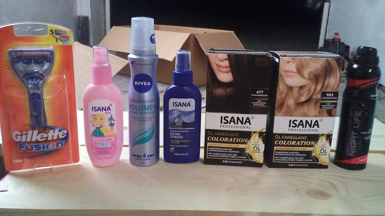Różnorodne artykuły drogeryjne, w tym maszynka do golenia Gillette Fusion, różowy spray do włosów dla dzieci Isana Kids, lakier do włosów Nivea Volume, niebieski lakier do włosów Isana Extra Strong...