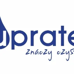 Niebieskie logo firmy sprzątającej Uprate z hasłem 'znaczy czyste' na białym tle.