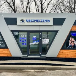 Budynek agencji ubezpieczeniowej Conditor z logo i nazwą firmy nad wejściem, tabliczką z numerami telefonów i informacjami o rejestracji pojazdów w oknie, oraz plakatem z rodziną w drugim oknie.