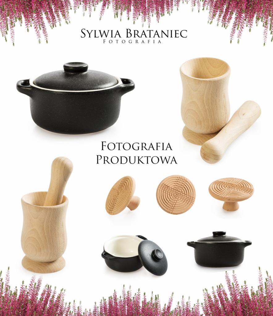 Kompozycja produktowa na białym tle z wrzosami, prezentująca czarne ceramiczne garnki i drewniane moździerze z tłuczkami, wykonana przez fotografa Sylwię Brataniec.