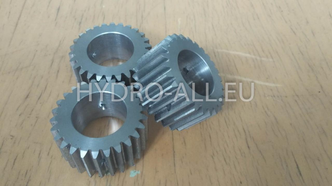 Trzy metalowe koła zębate o różnej orientacji, leżące na jasnej powierzchni, z nadrukowanym adresem strony internetowej 'HYDRO-ALL.EU' na jednym z nich.