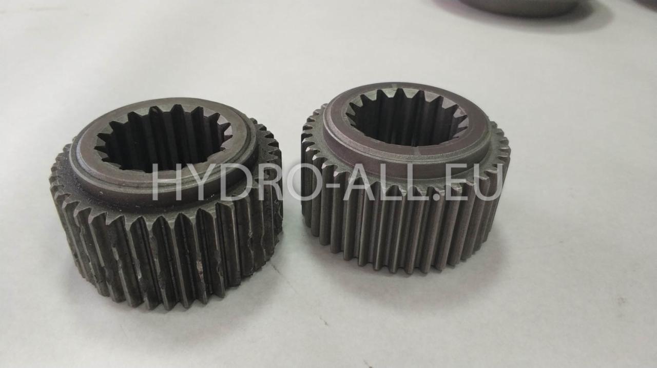 Dwie metalowe zębatki z wewnętrznymi i zewnętrznymi zębami, leżące na jasnej powierzchni, z widocznym znakiem wodnym 'HYDRO-ALL.EU'.