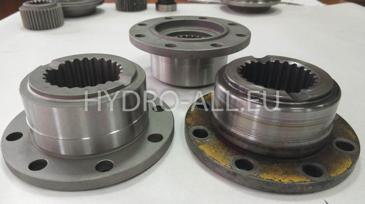 Metalowe kołnierze z zębatymi otworami, prawdopodobnie elementy wózka widłowego, jeden z widocznym zużyciem i śladami korozji na spodzie.