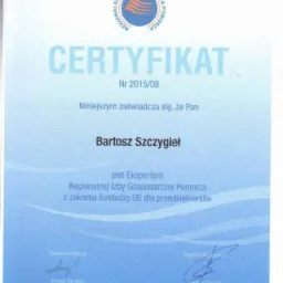 Skan certyfikatu eksperta Regionalnej Izby Gospodarczej Pomorza w zakresie funduszy UE dla przedsiębiorstw, wystawionego dla Bartosza Szczygła, z widocznymi podpisami Prezesa Zarządu i Członka...