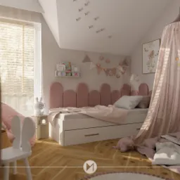 Pokój dziecięcy w pastelowych odcieniach z łóżkiem z różowym zagłówkiem, baldachimem i domkiem-regałem, oświetlony naturalnym światłem z okna z żaluzjami.