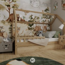 Emkaprojket projektowanie wnętrz - Emilia Witkowska - Pokój dziecięcy z drewnianym łóżkiem w kształcie domku, tapetą w leśne zwierzęta, stolikiem i krzesełkami z motywem króliczka, oraz półką na książki.