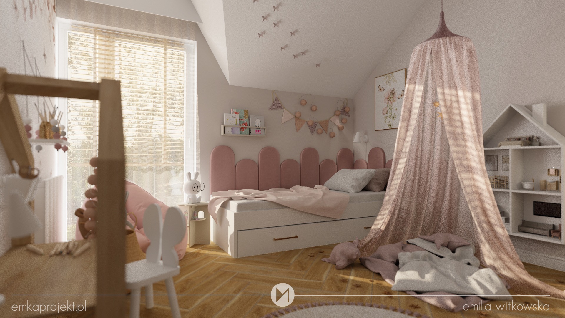 Pokój dziecięcy w pastelowych odcieniach z łóżkiem z różowym zagłówkiem, baldachimem i domkiem-regałem, oświetlony naturalnym światłem z okna z żaluzjami.