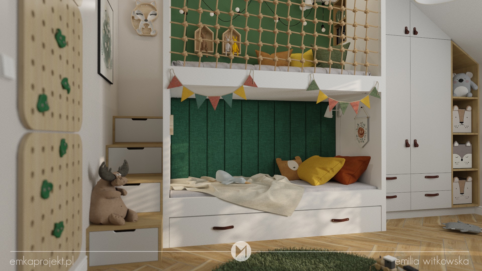 Pokój dziecięcy z łóżkiem piętrowym, siatką zabezpieczającą na górze, zielonym panelem tapicerowanym, dekoracjami w kształcie zwierząt i drabinką z szufladami, pluszowy łoś siedzący na jednej...