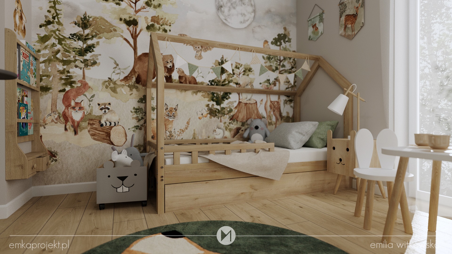 Pokój dziecięcy z drewnianym łóżkiem w kształcie domku, tapetą w leśne zwierzęta, stolikiem i krzesełkami z motywem króliczka, oraz półką na książki.