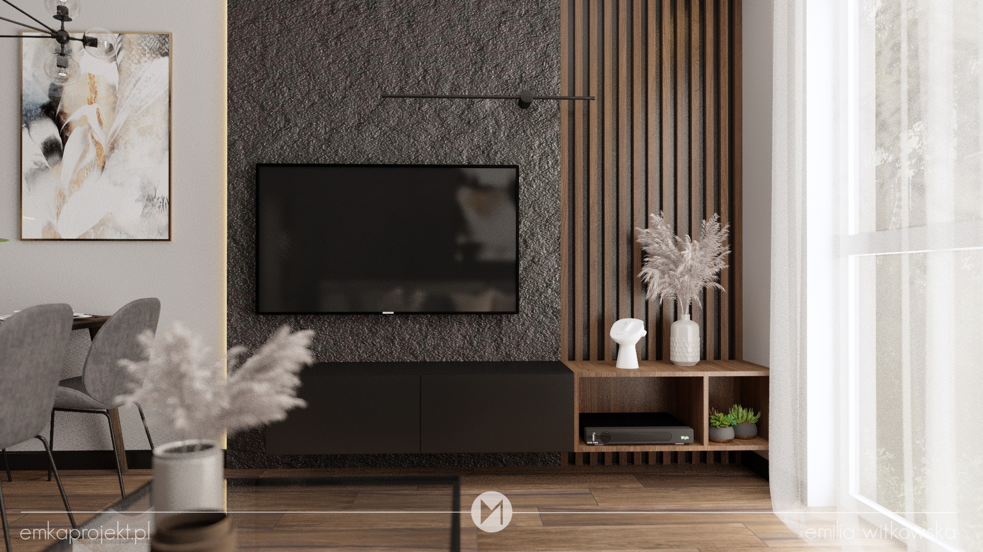 Nowoczesny salon z czarną szafką RTV pod telewizorem, dekoracyjną ścianą z imitacją kamienia, drewnianymi lamelami, abstrakcyjnym obrazem w złotej ramie oraz szarymi krzesłami w tle.