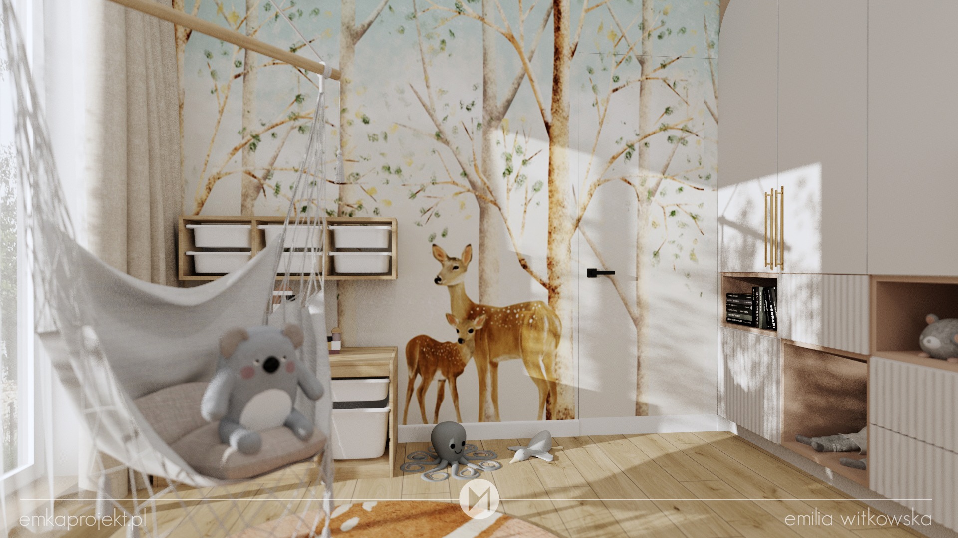 Pokój dziecięcy z tapetą w leśny motyw, wiszącym fotelem hamakowym z szarym pluszowym koala, drewnianą podłogą i białymi meblami z złotymi uchwytami.