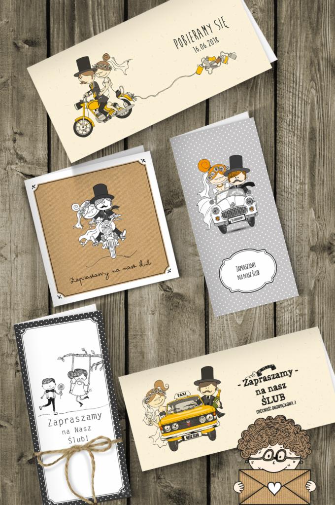 Różnorodne kartki z zaproszeniami ślubnymi w stylu rysunkowym, przedstawiające parę młodą w różnych środkach transportu, ułożone na drewnianym tle.