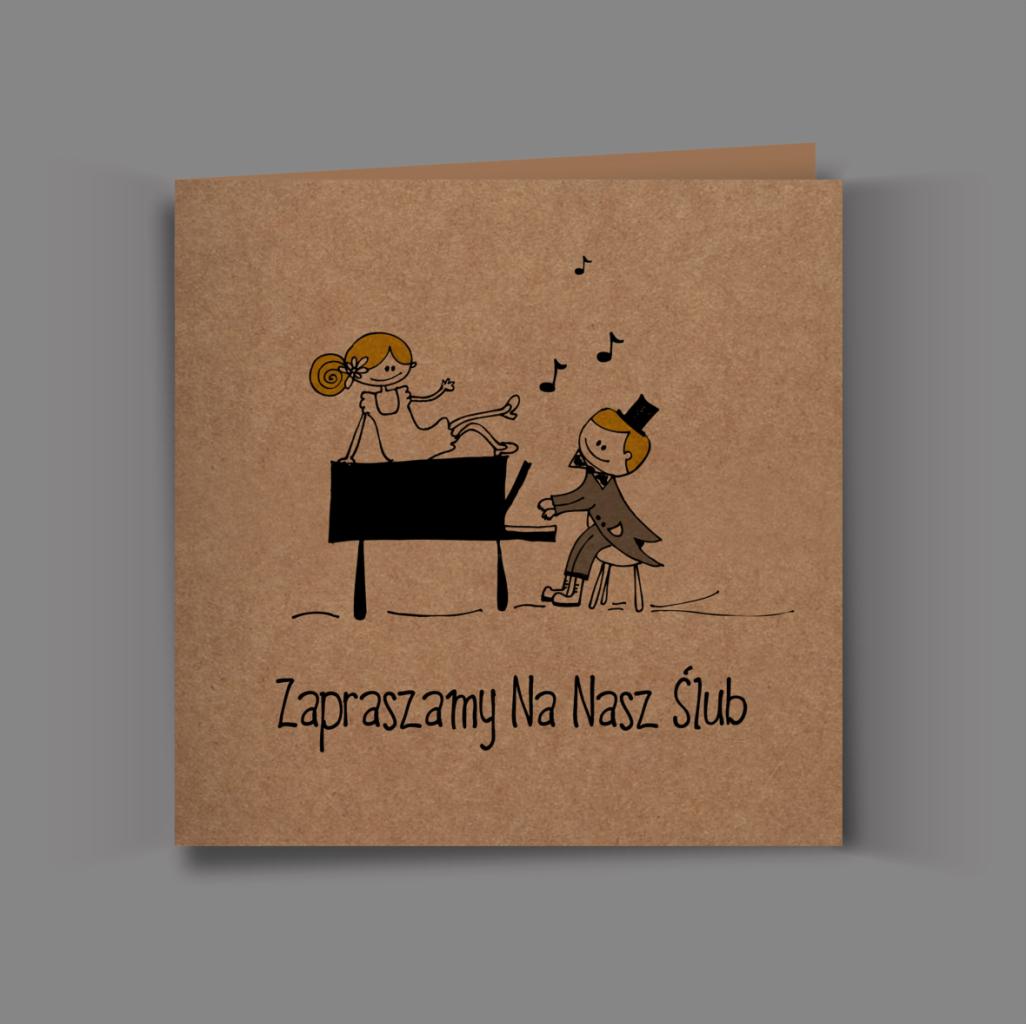 Kartonowa kartka z zaproszeniem ślubnym, rysunek stylizowany na dziecięcy przedstawia parę młodą przy pianinie, nuty unoszą się w powietrzu.