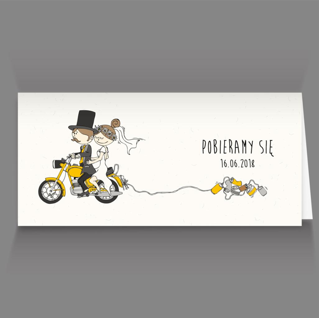 Ilustracja kartki ślubnej z parą młodą na żółtym motocyklu i napisem 'Pobieramy się 16.06.2018'.