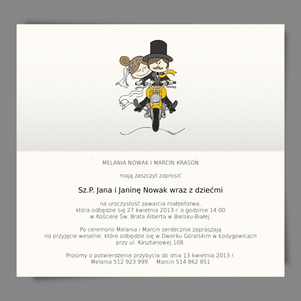 Ilustracja zaproszenia ślubnego z parą młodą na motocyklu w stylu retro, dominują odcienie szarości, żółci i bieli.