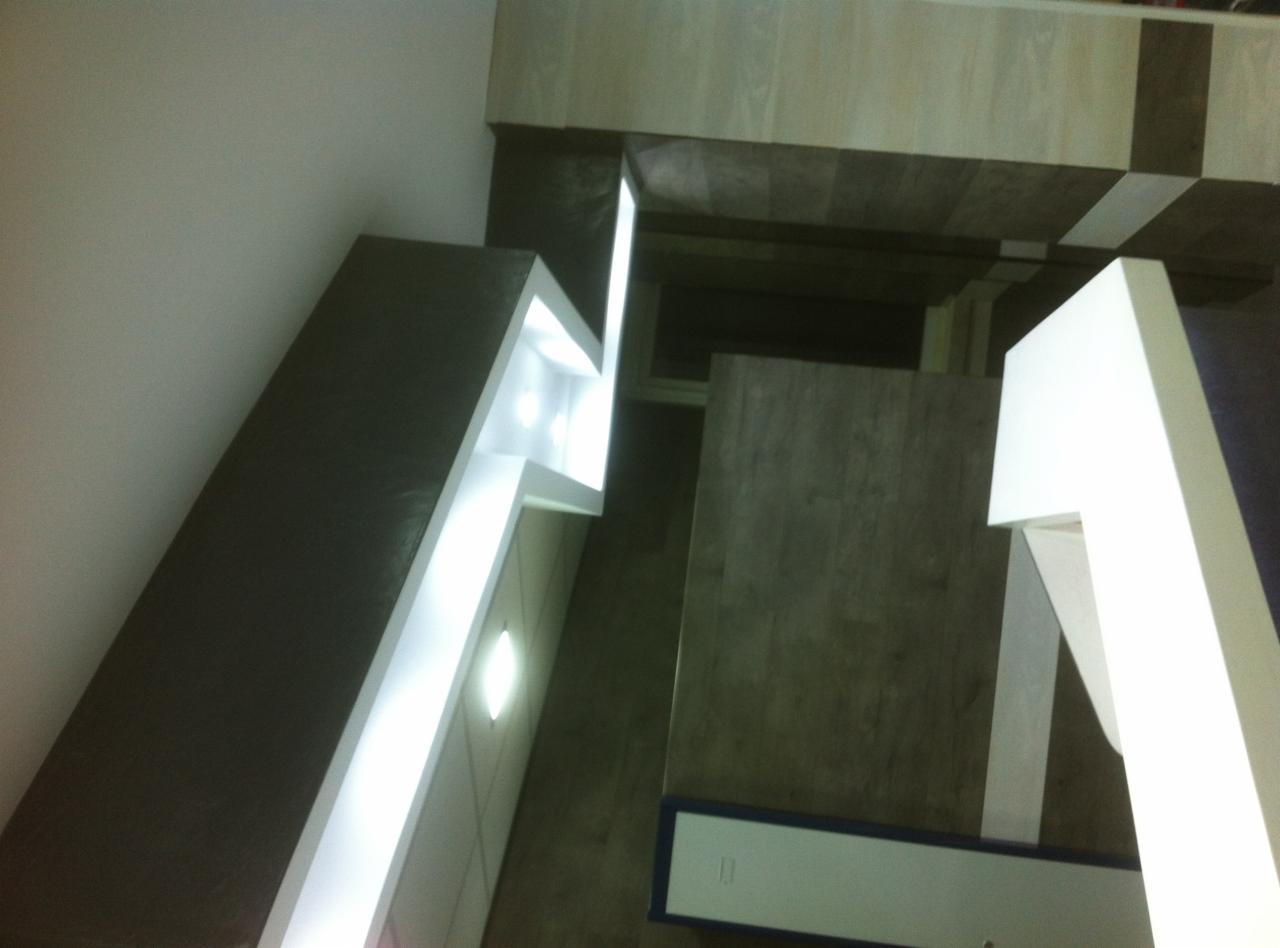 Nietypowe ujęcie sufitu z oświetleniem LED w Osieku Jasielskim, ukazujące elementy wykończeniowe i zabudowę.